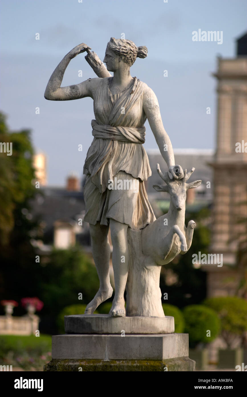 Statua di Romano caccia mitologica dea Diana, al Jardin du Luxembourg Parigi Francia Foto Stock