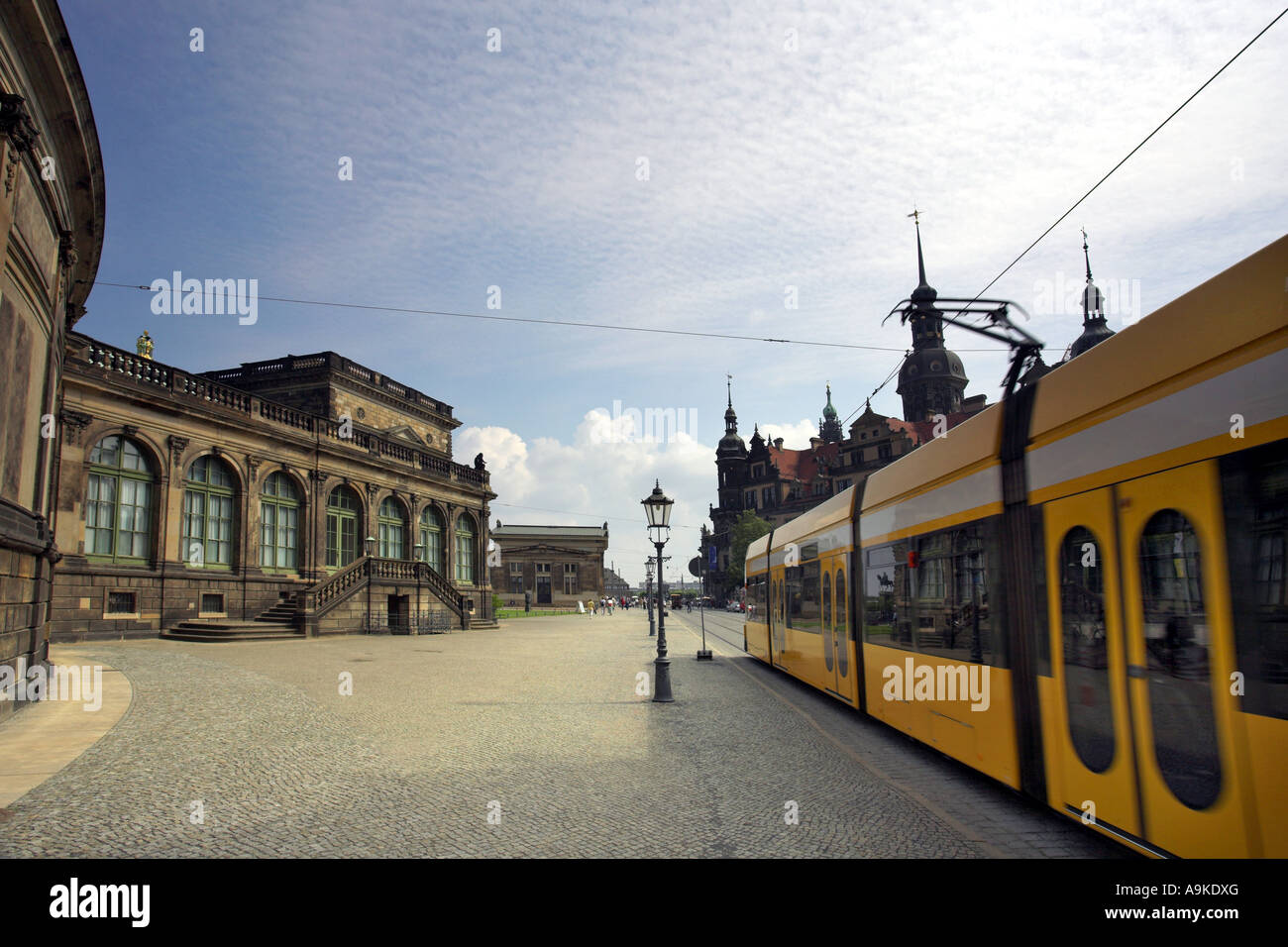 Il tram tra il Palazzo Zwinger e il castello di Dresda Germania, Sassonia, Dresden Foto Stock