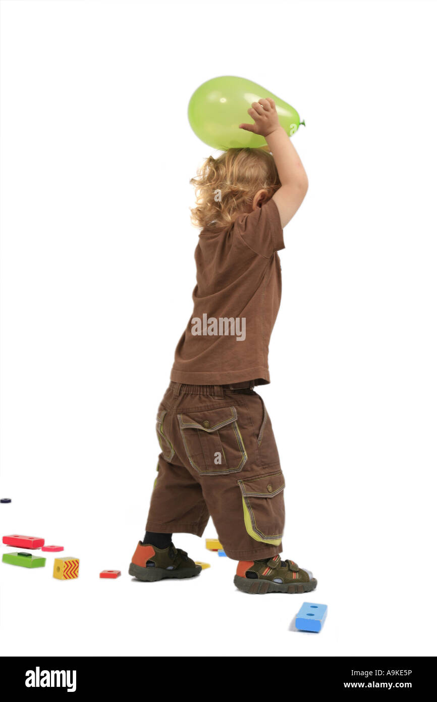 Piccolo ragazzo giocando con il pallone aerostatico, Germania Foto Stock