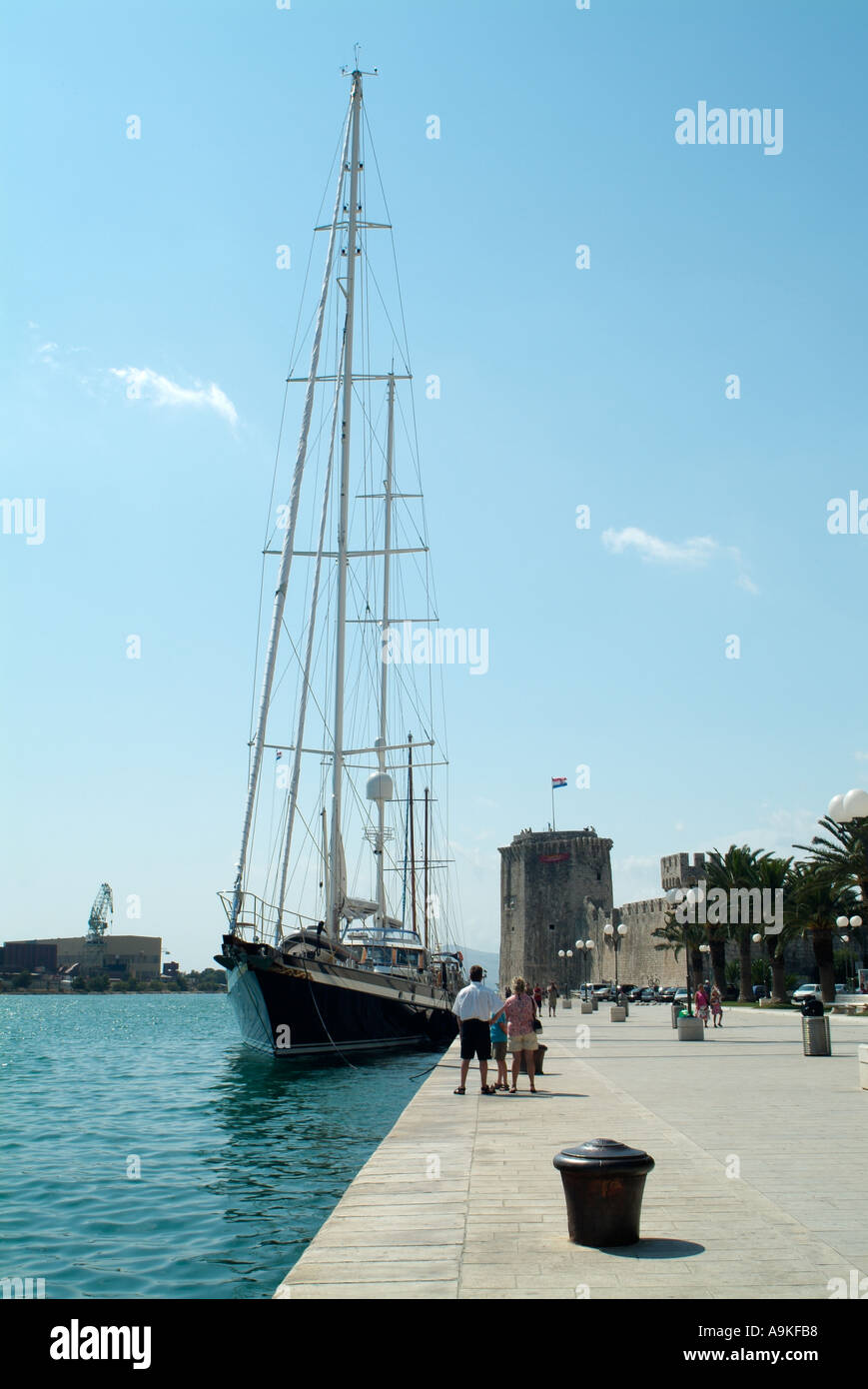 Nave a vela a fianco nel porto di Trogir, Dalmazia, Croazia. Foto Stock