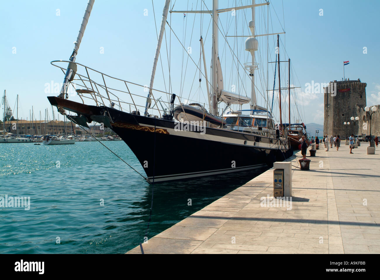 Nave a vela a fianco nel porto di Trogir, Dalmazia, Croazia. Foto Stock