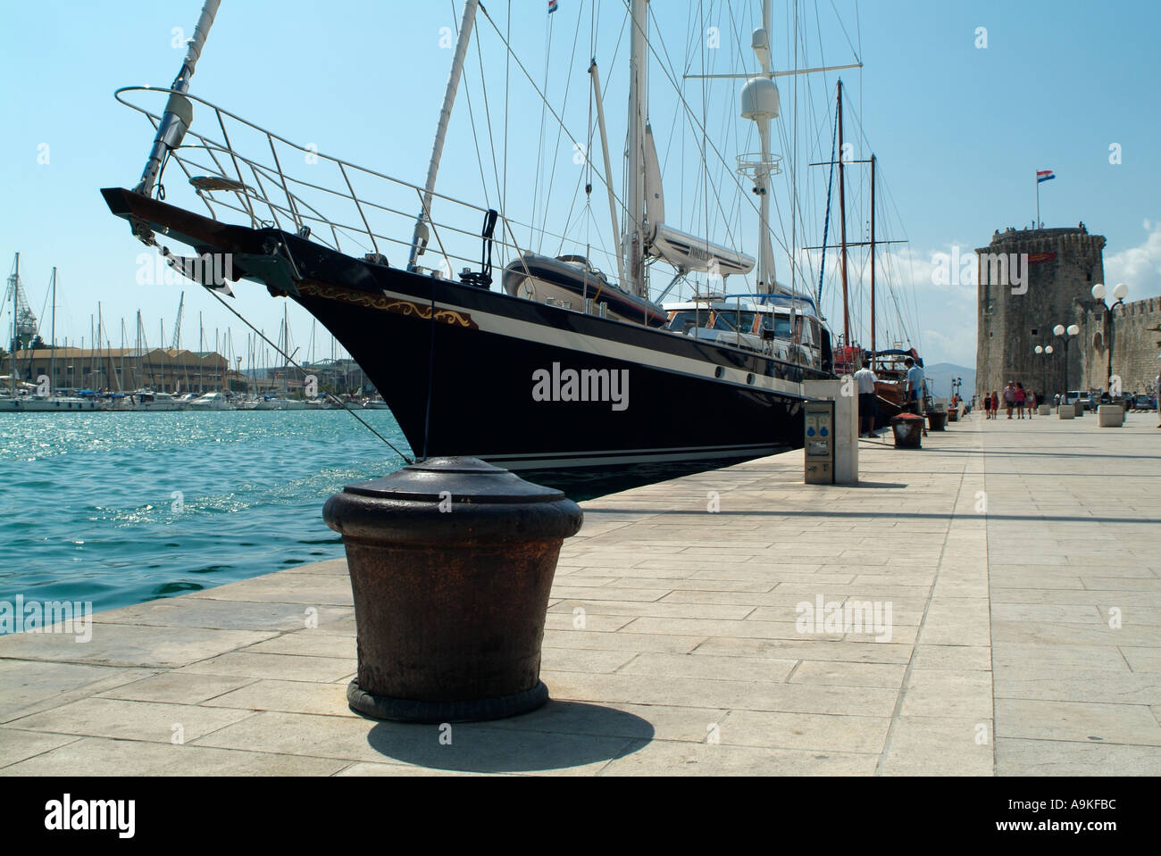 Nave a vela a fianco nel porto di Trogir, Dalmazia, Croazia. Foto Stock