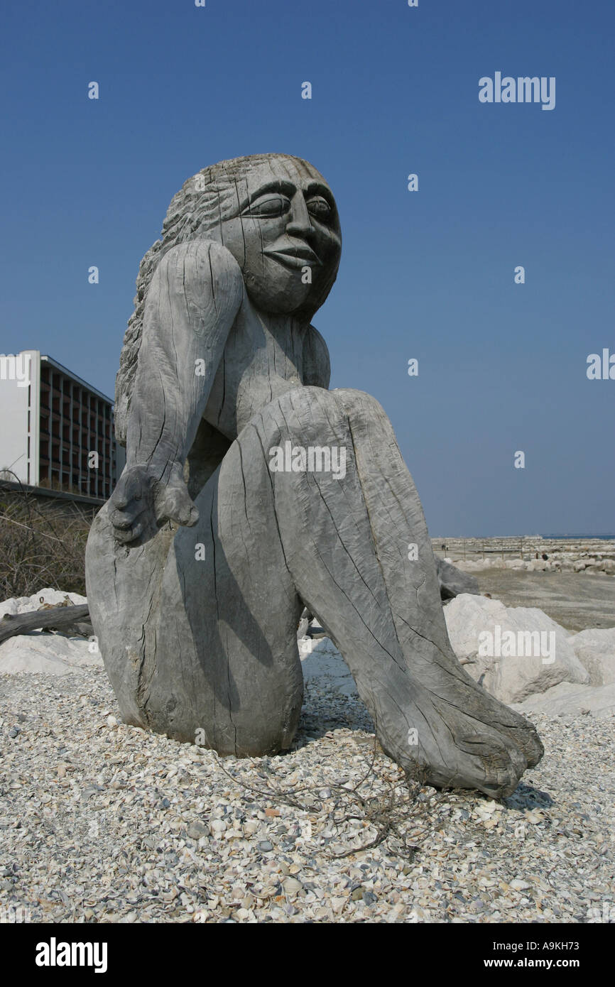 Spiaggia arte scultura figura di donna scolpita dal tronco di albero Lido Laguna di Venezia Italia Foto Stock
