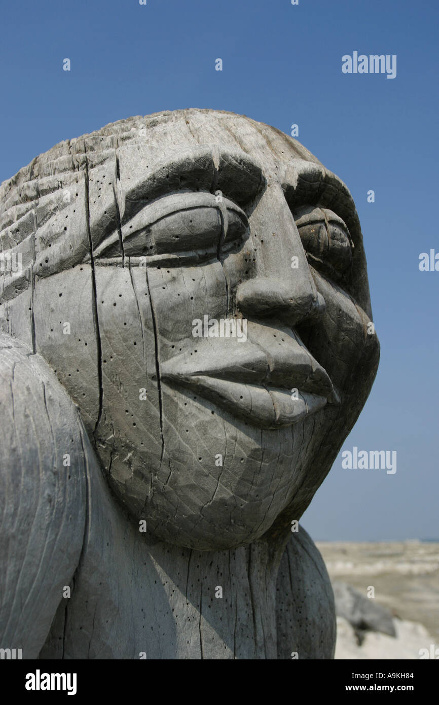 Spiaggia arte scultura figura di donna intagliati da lavato fino tronco di albero Lido Laguna di Venezia Italia Foto Stock