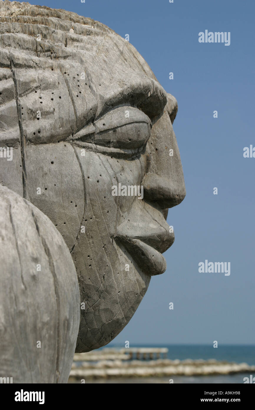 Spiaggia arte scultura figura di donna intagliati da lavato fino tronco di albero Lido Laguna di Venezia Italia Foto Stock