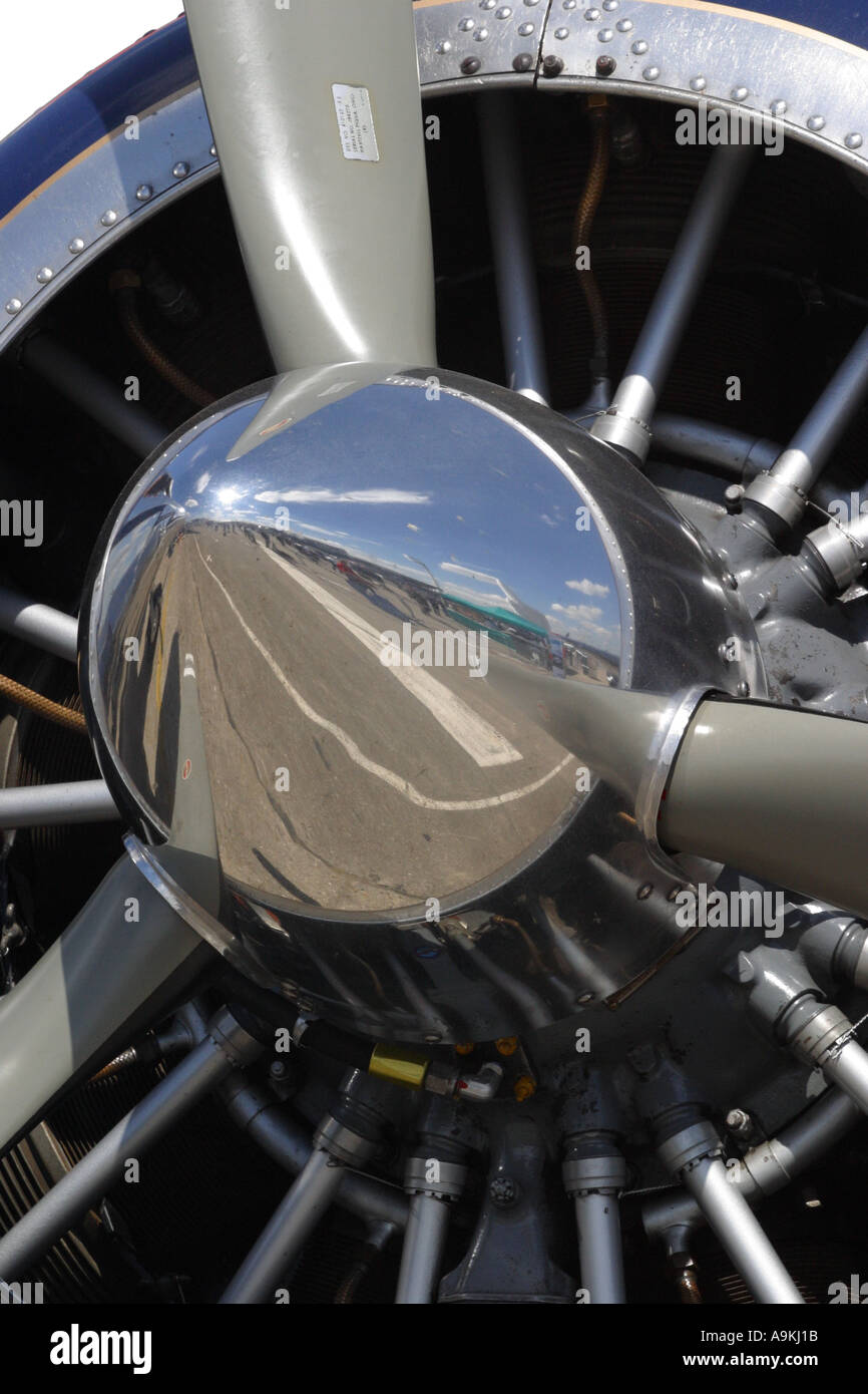 Motore a pistoni radiali con motore elica su classic vintage Lockheed 12un aereo di linea da 1930s Foto Stock