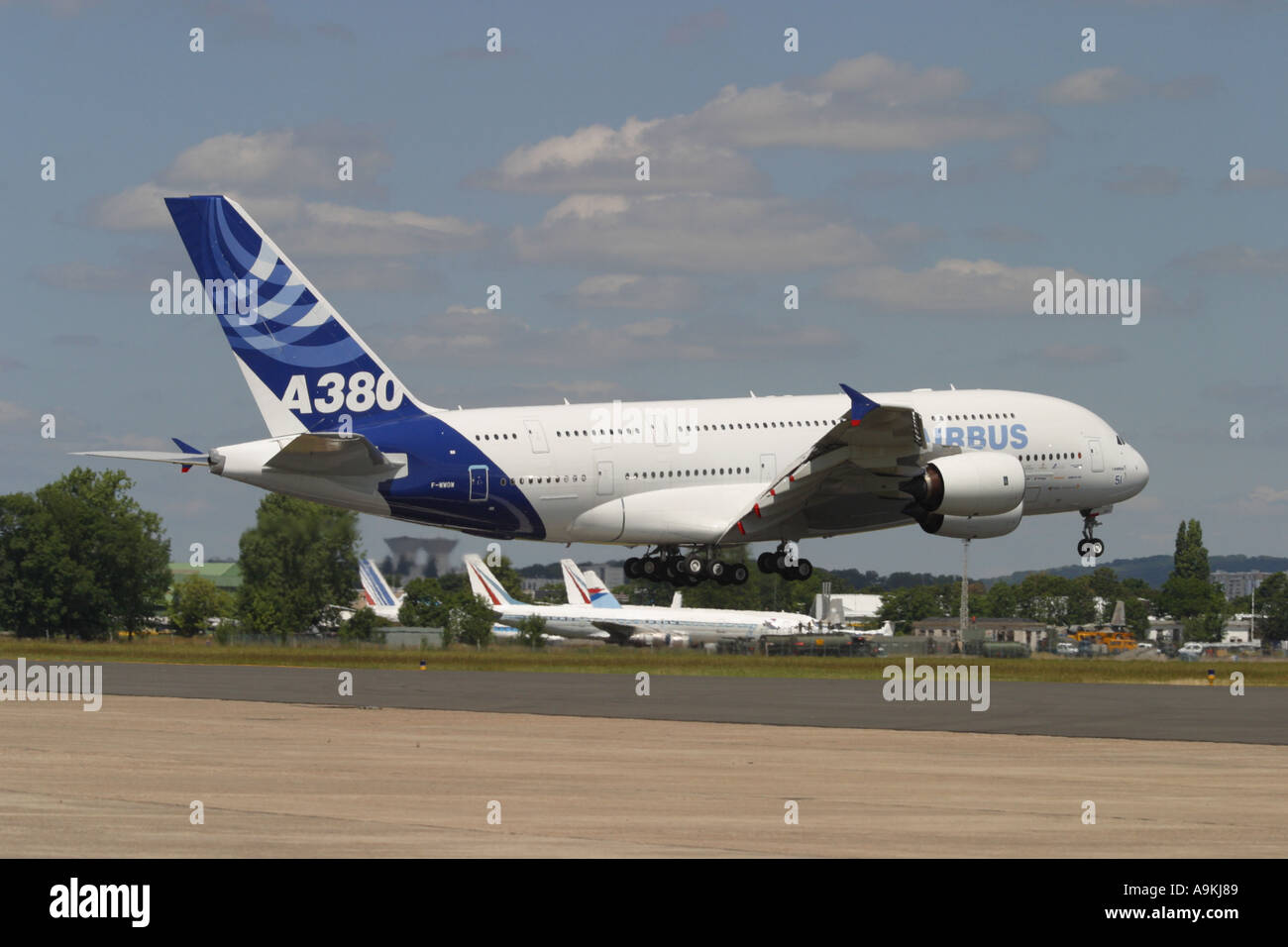 Airbus A380 nuovo grande e moderno di double decker commerciale aereo di linea di passeggeri in volo Foto Stock