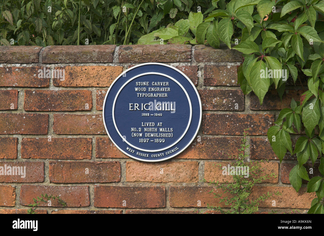 Targa blu commemorando eric gill 2 pareti nord Chichester West Sussex England gran bretagna su rosso e parete di mattoni Foto Stock