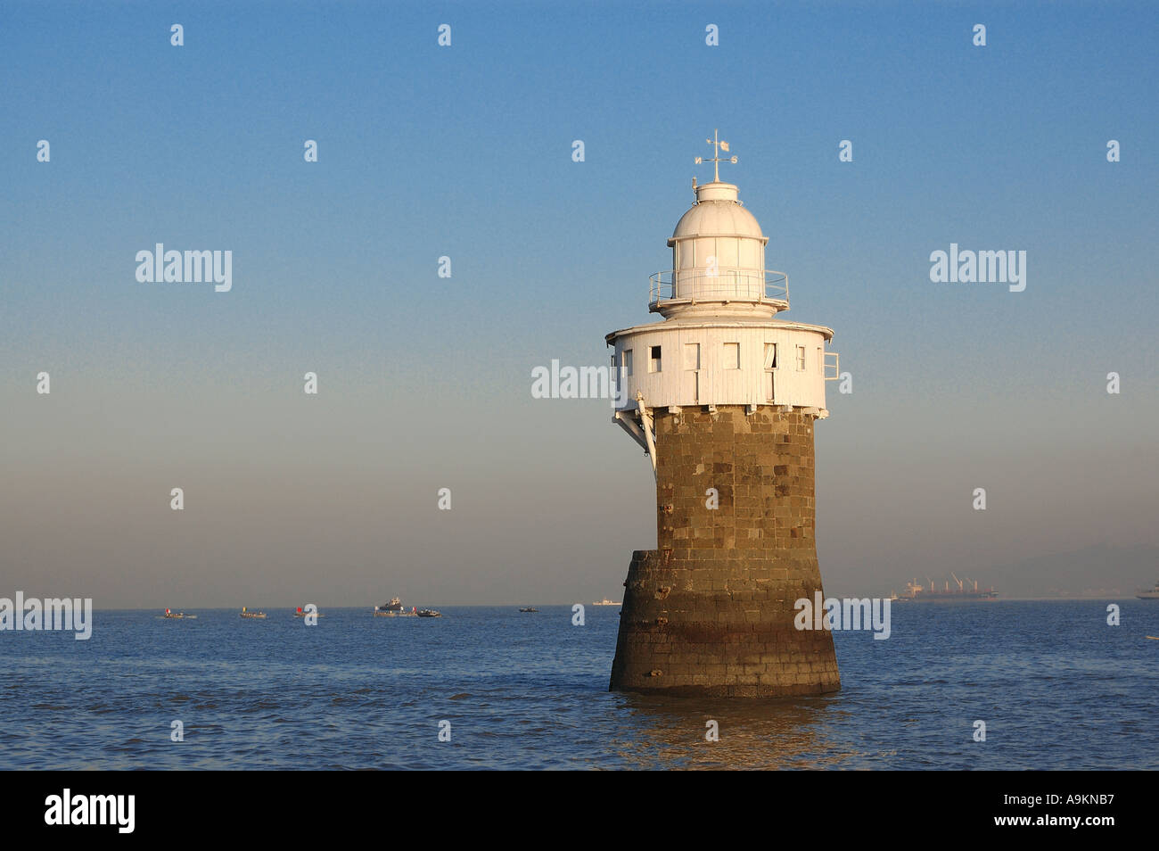 Dolphin Rock Lighthouse, Off Gateway of India, Apollo Bunder, Colaba, Bombay, Mumbai, Maharashtra, India, Asia Foto Stock