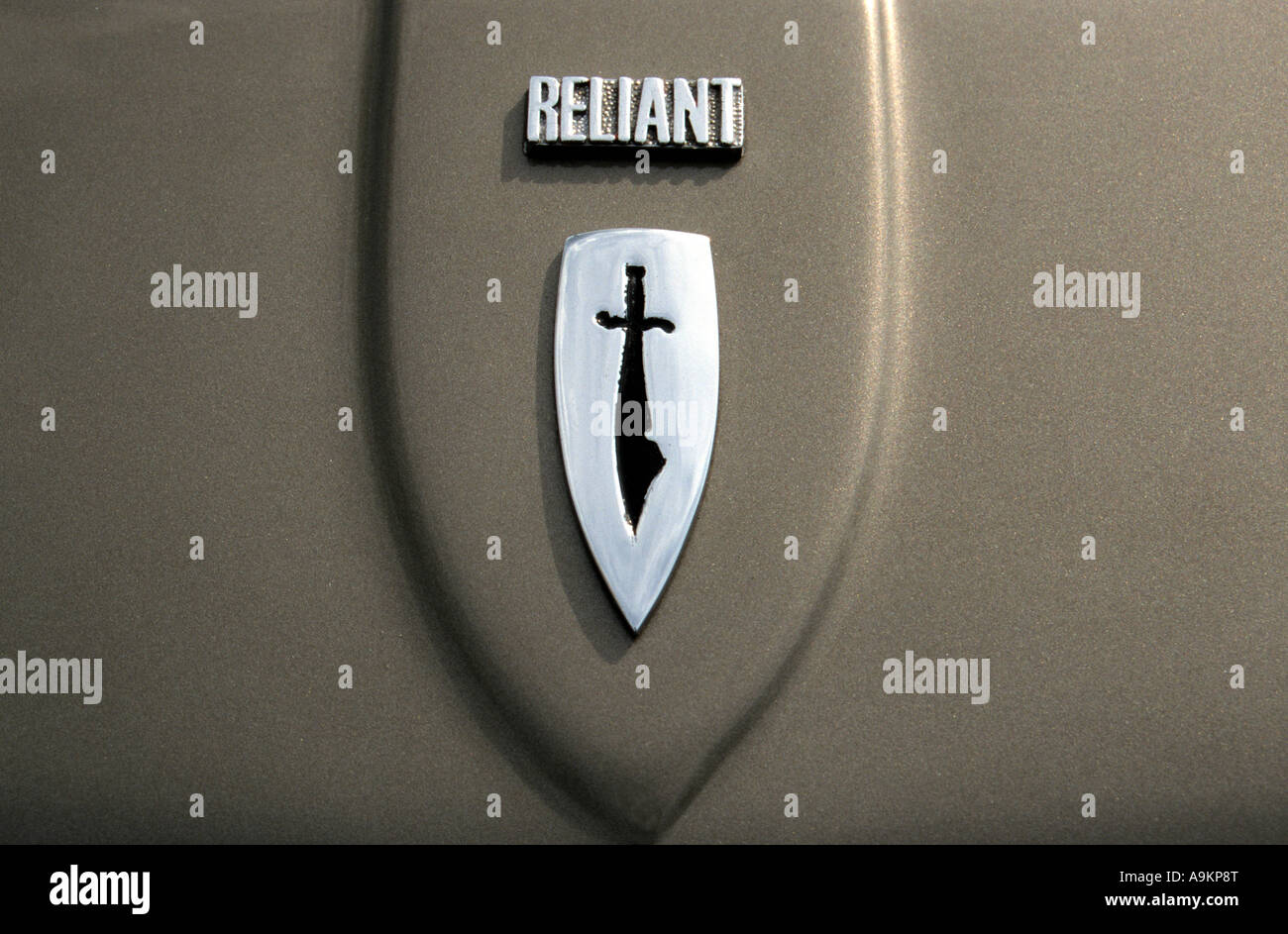 Il Reliant Scimitar del 1968. Inglese Il costruttore di auto 1934. Il Reliant badge auto marque British maker auto motif Foto Stock