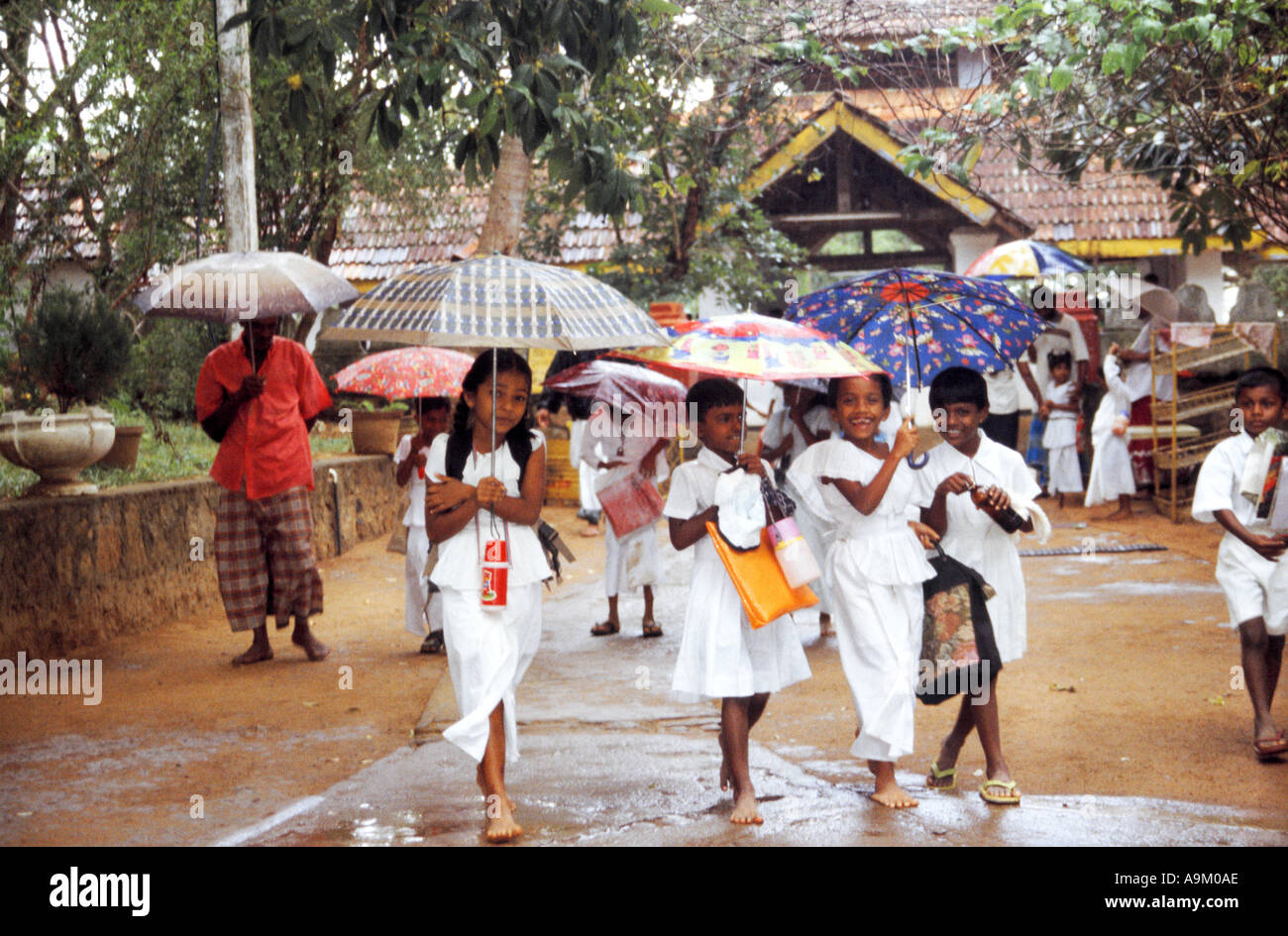Gli alunni di lasciare la scuola per il Buddha Aukana nel nord dello Sri Lanka Foto Stock
