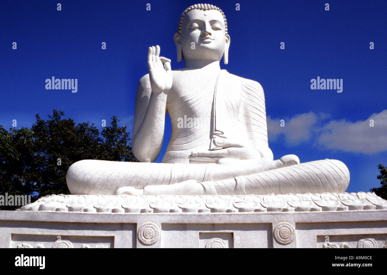 Il grande Buddha seduto a Mihintale nel nord dello Sri Lanka Foto Stock