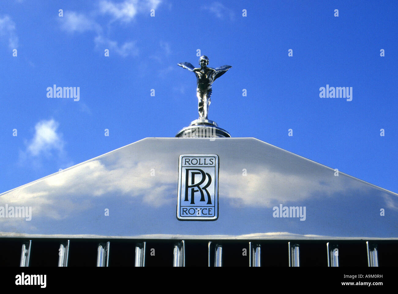 Rolls Royce Silver Wraith mascotte mascotte spirito di ecstasy ornamenti cofano lady donna figura femminile sottile curva icona svelt iconica Foto Stock