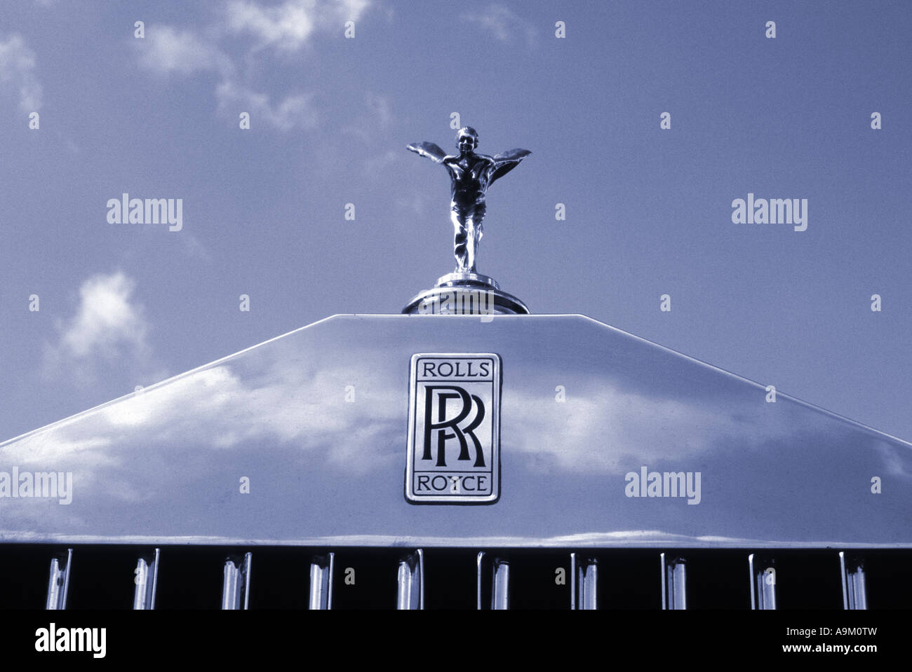 Rolls Royce Silver Wraith mascotte mascotte spirito di ecstasy ornamenti cofano lady donna figura femminile sottile curva icona svelt iconica Foto Stock