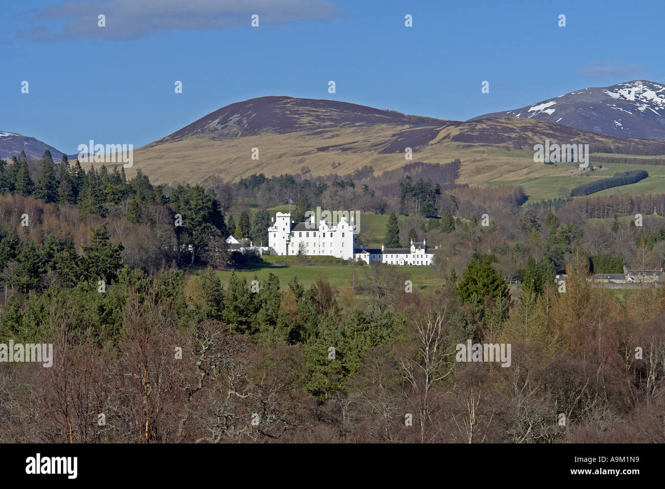 Blair Castle e Cairn Liath in Blair Atholl Perthshire Scozia visto dalla A9 road Foto Stock