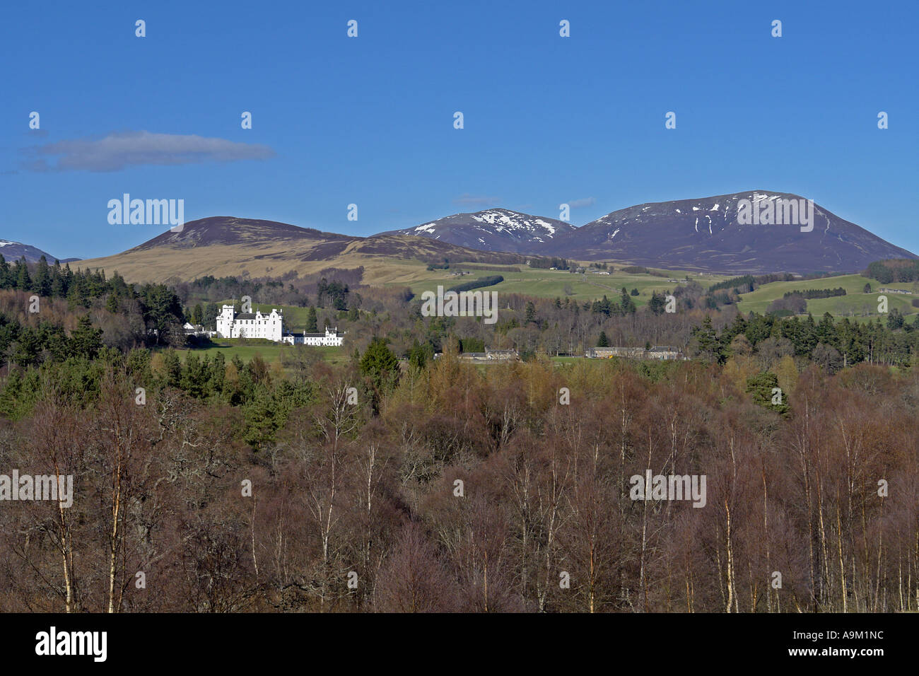 Blair Castle e Cairn Liath in Perthshire Scozia visto dalla A9 road Foto Stock
