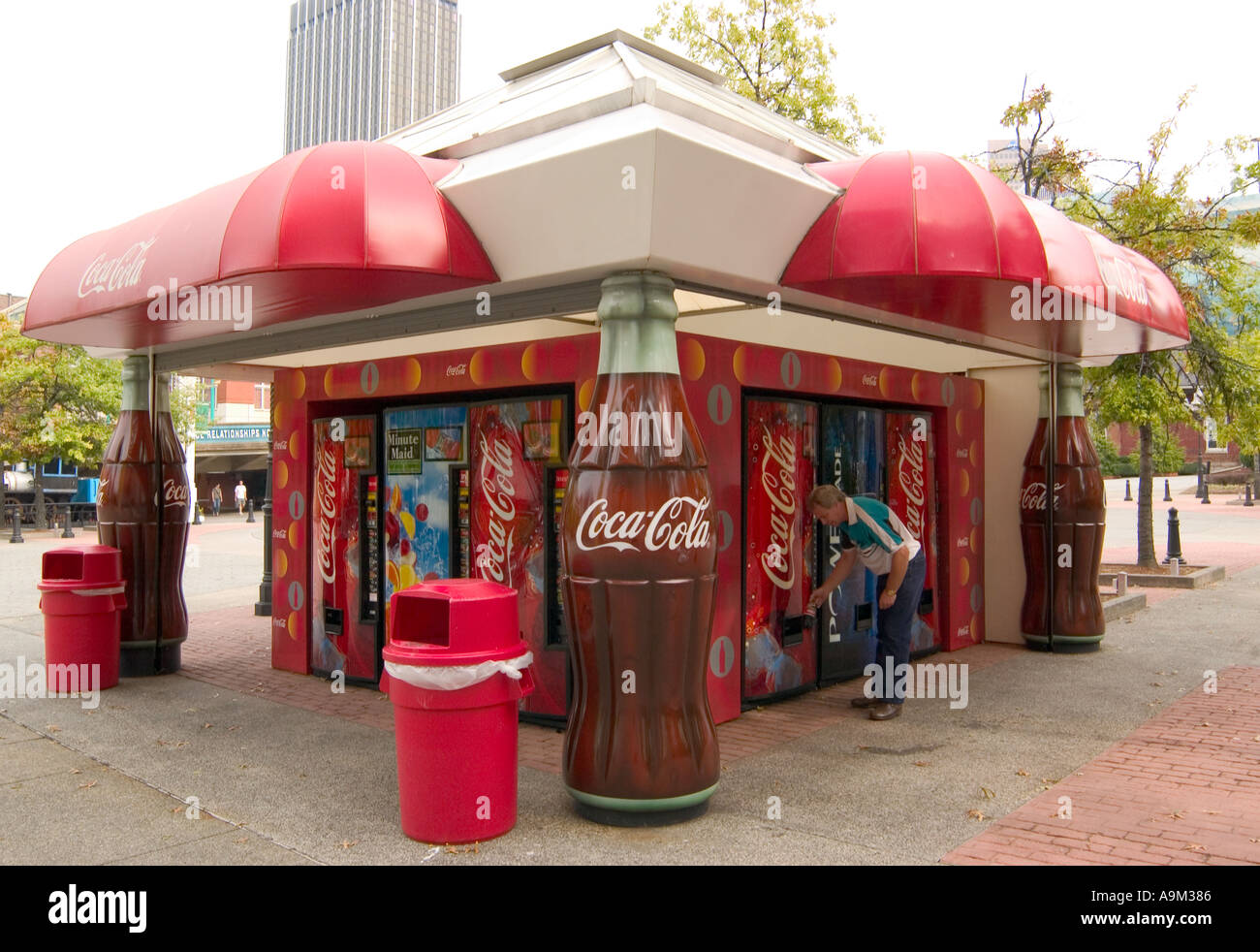 Uomo che acquista una Coca-Cola presso uno stand di ristoro all'esterno dello stabilimento Coca-Cola di Atlanta, Georgia, Stati Uniti. Foto Stock