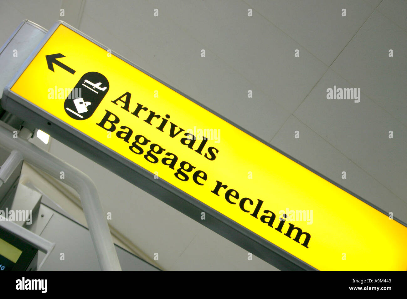 Gli arrivi il ritiro bagagli segno in aeroporto del Regno Unito Foto Stock