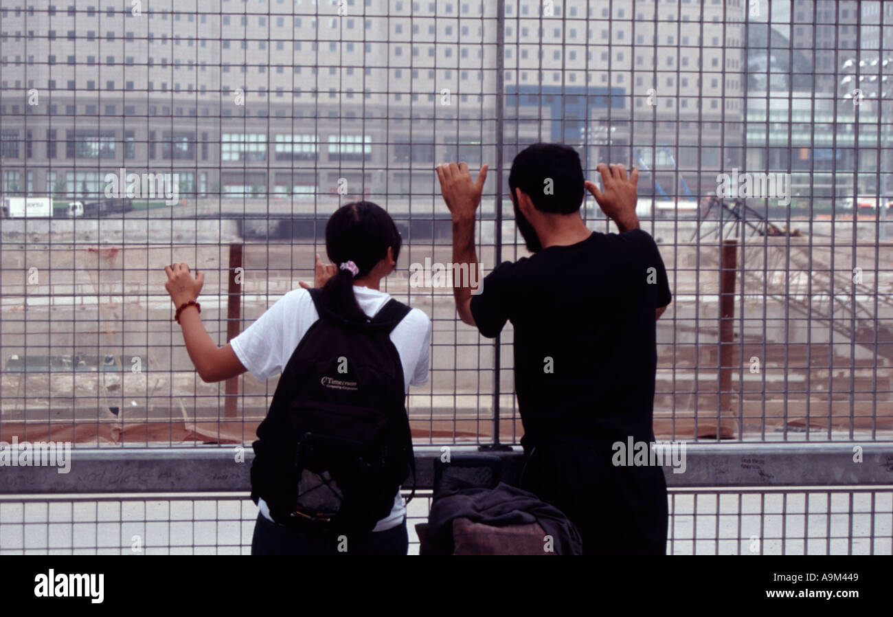 Le persone che visualizzano il sito a Ground Zero World Trade Center di New York City STATI UNITI D'AMERICA Foto Stock
