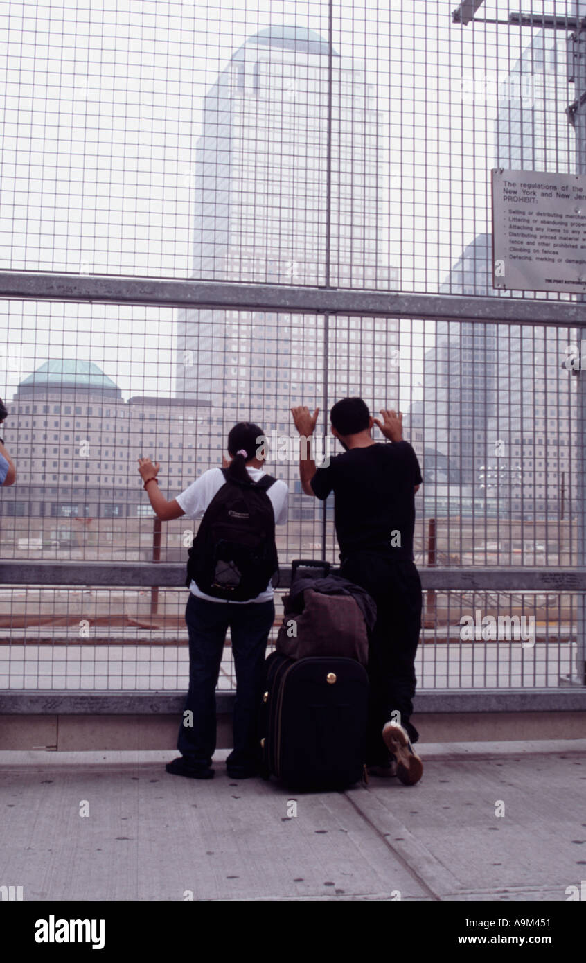 Le persone che visualizzano il sito a Ground Zero World Trade Center di New York City STATI UNITI D'AMERICA Foto Stock