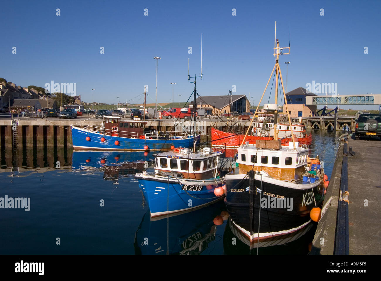 Dh Stromness Harbour STROMNESS ORKNEY barche da pesca ormeggio in banchina fishingboats Scozia Scotland Foto Stock