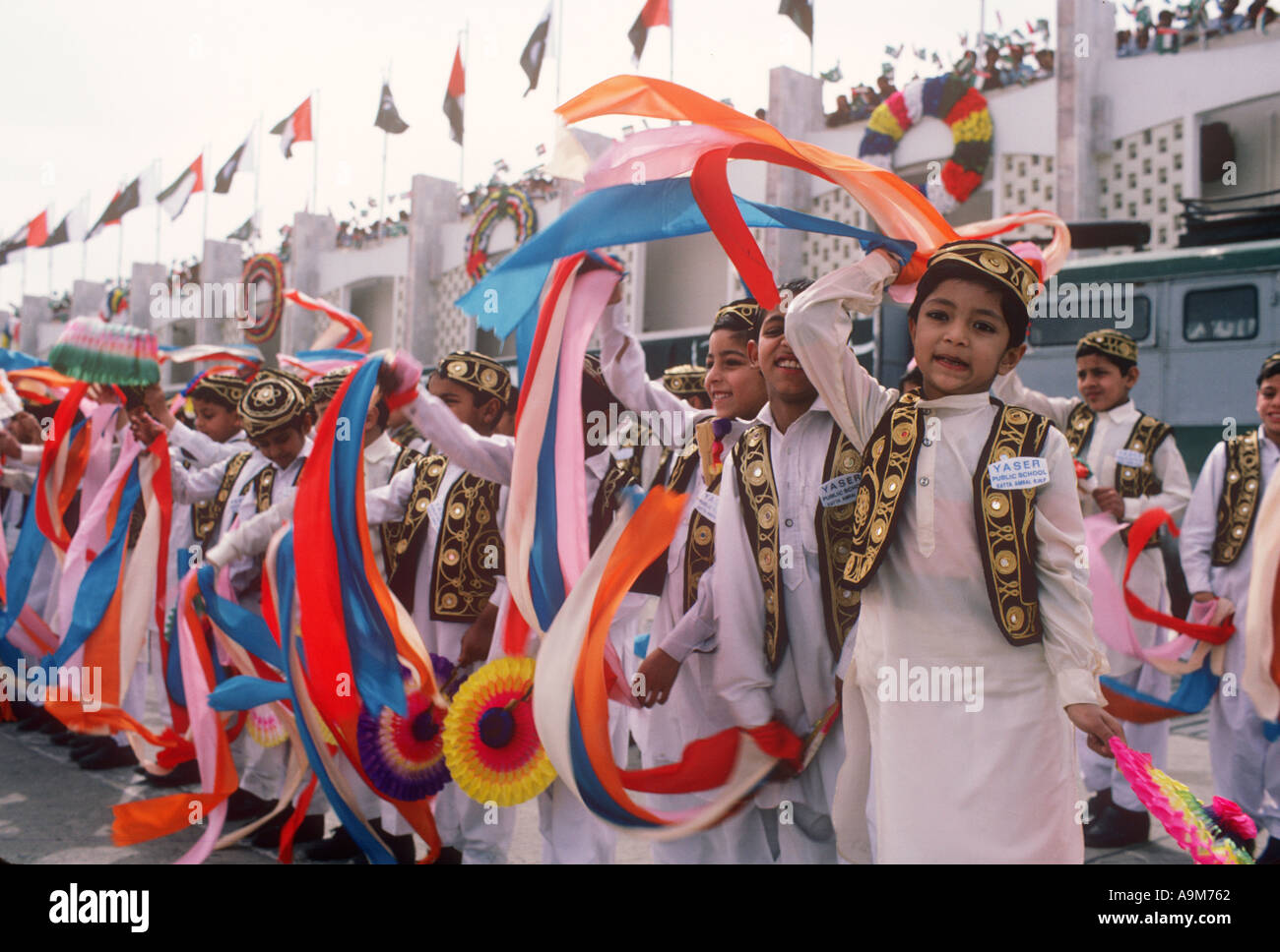 Bambini pakistani ballare per l arrivo di arabi Guest in visita di Stato SB Foto Stock