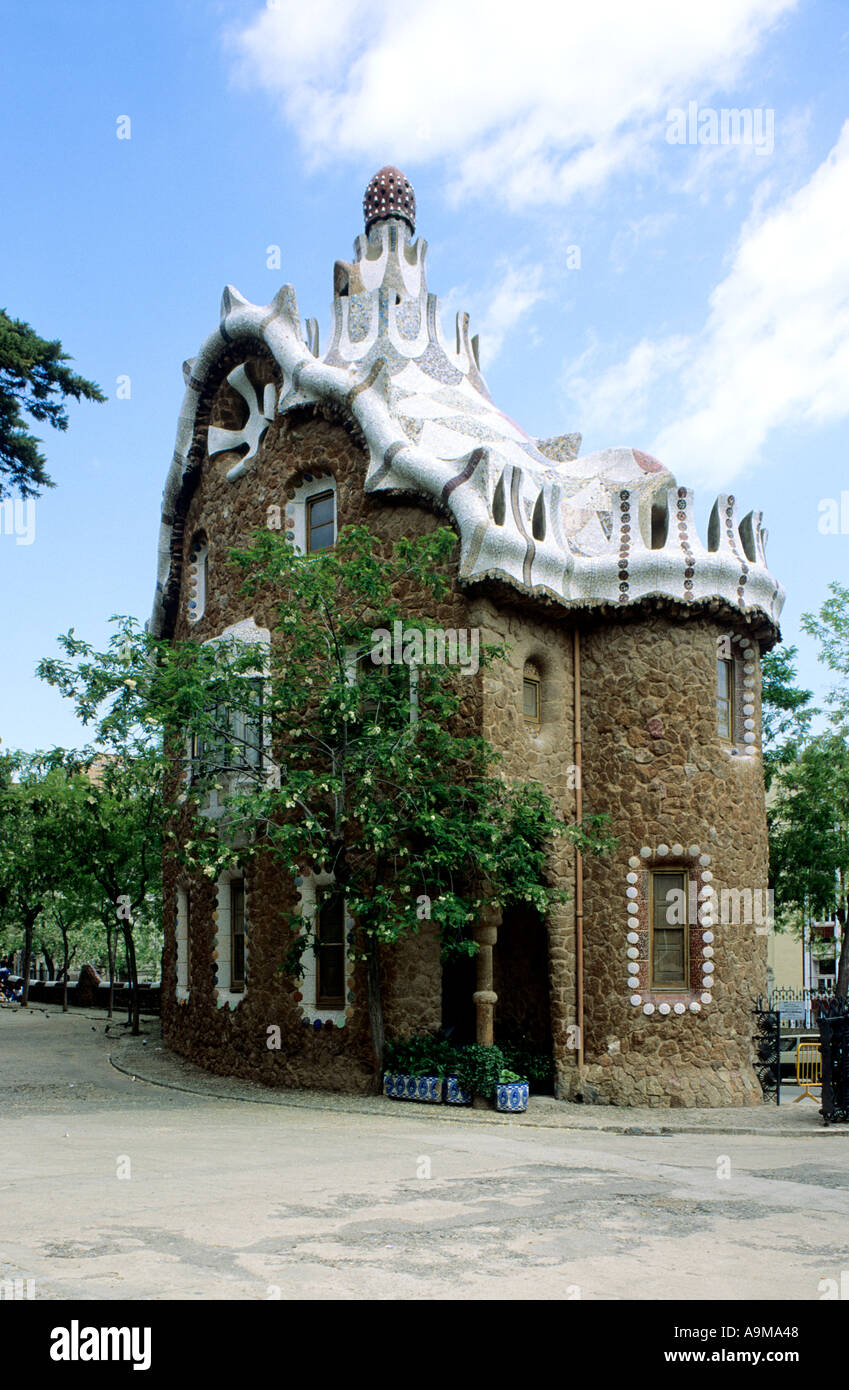 Art Nouveau Service padiglione con tetto a mosaico Park Güell dall architetto Antoni Gaudì Barcellona Catalonia Spagna Europa meridionale Foto Stock