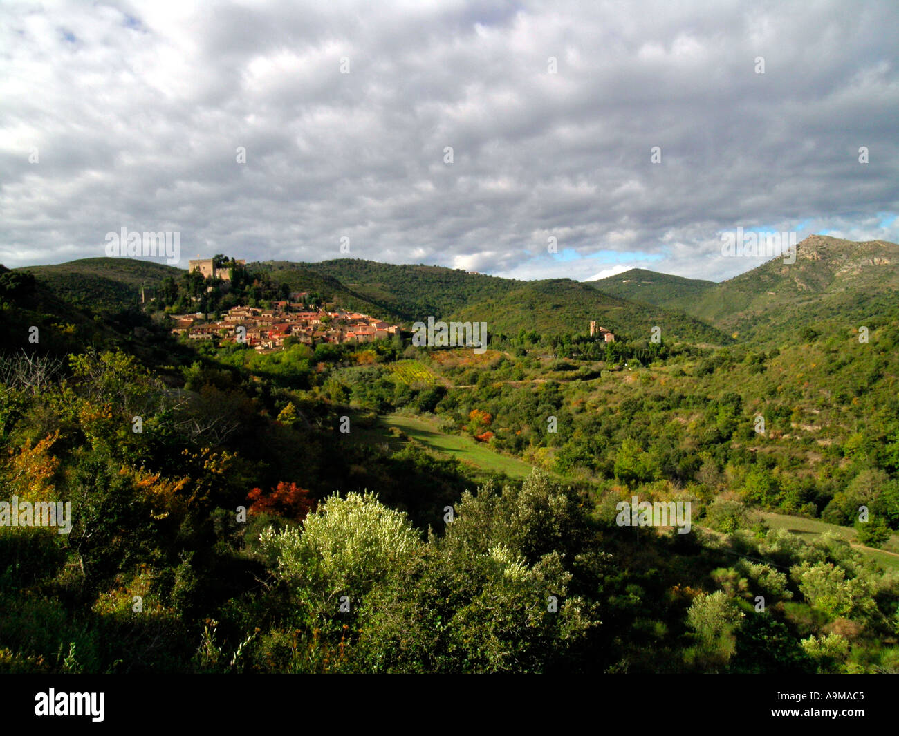 Villaggio di montagna Castelnou in Aspres Roussillon Foto Stock