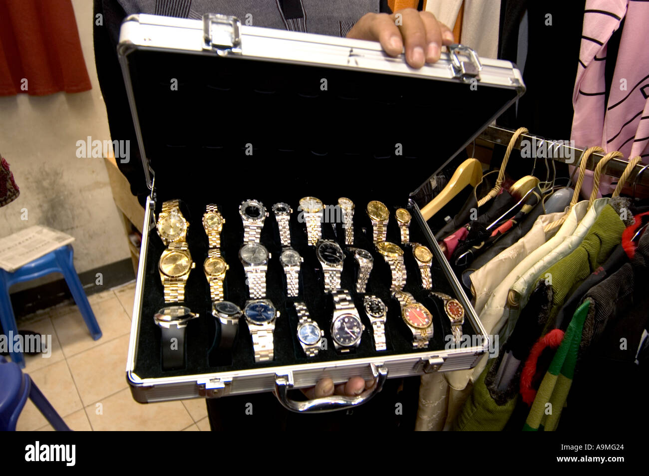 Venditore mostra caso di falsi orologi Rolex per la vendita nel retro del suo mercato in stallo XIANGYANG mercato cinese di Shanghai Foto Stock
