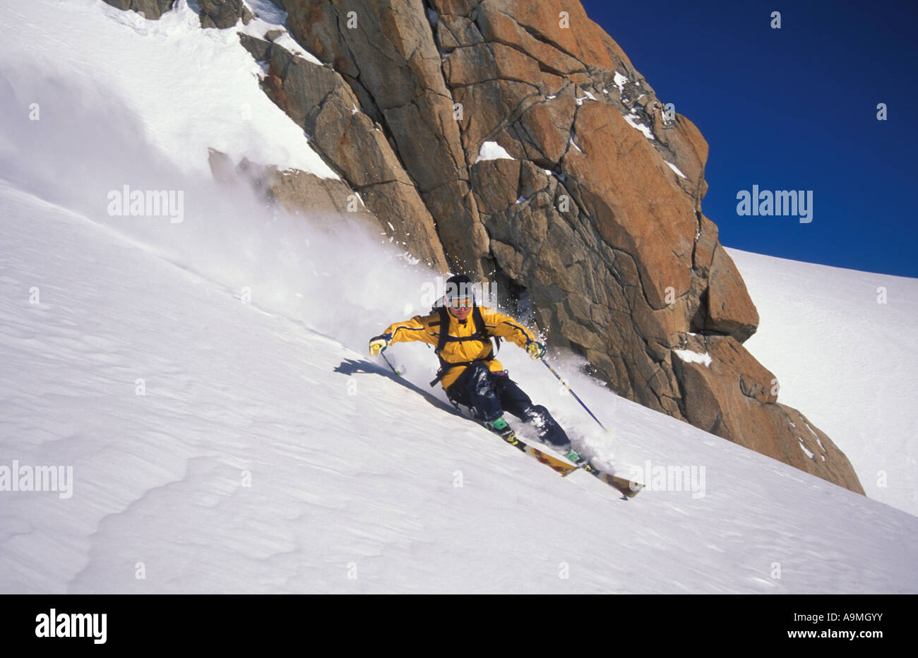 Sciatore Tim Dobbins in velocità i fuori pista nell'Envers de area Piano di Chamonix Le Alpi Francesi Foto Stock