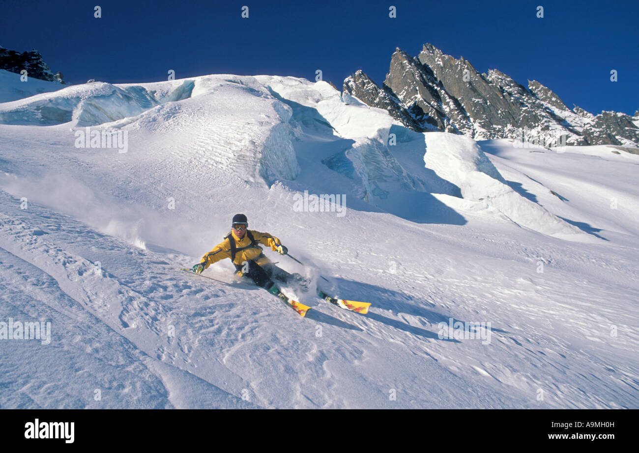 Tim Dobbins sciare in velocità i fuori pista nell'Envers De area Piano di Chamonix Le Alpi Francesi Foto Stock