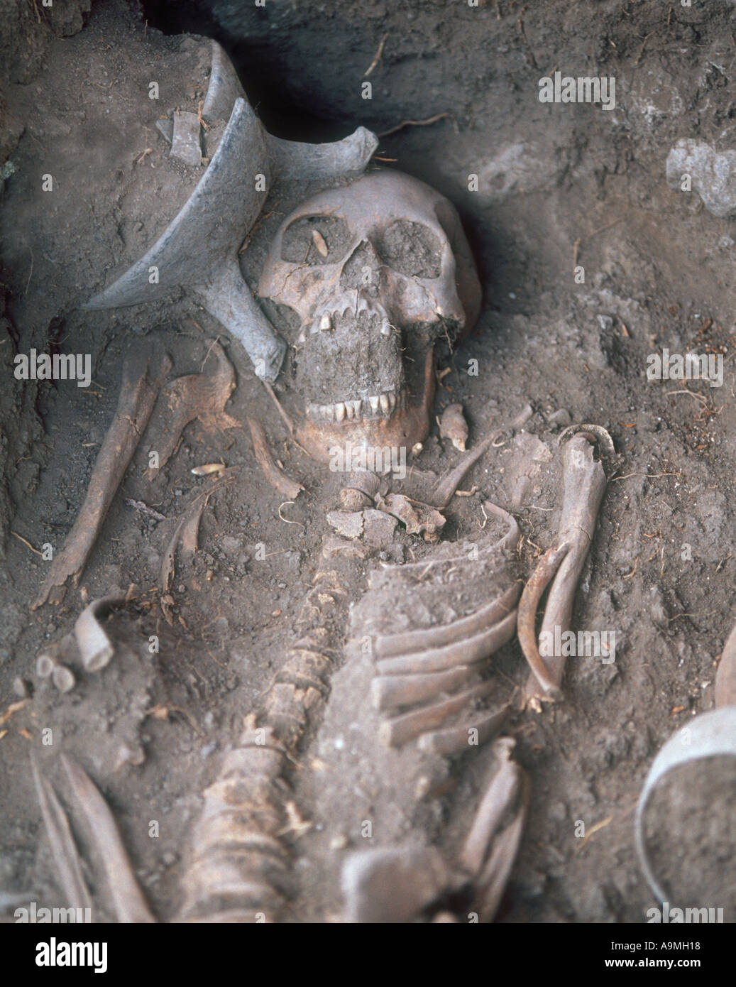 Una tomba sepoltura con scheletro e offerta di ceramica, Oaxaca Messico rovina archeologica sito. 900 ANNUNCIO Foto Stock