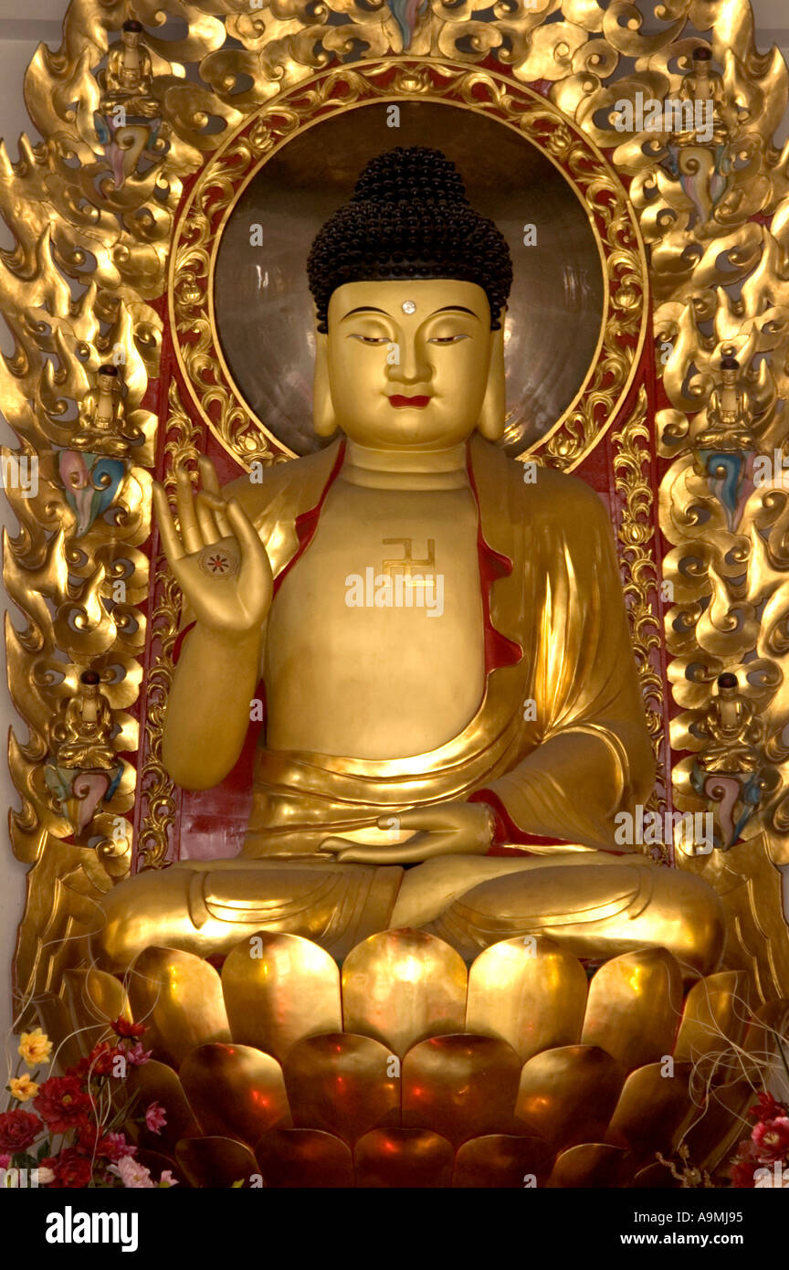 Meditando GOLDEN statua del Buddha in FAZANGJIANGSI tempio buddista XINTANDI SHANGHAI IN CINA Foto Stock