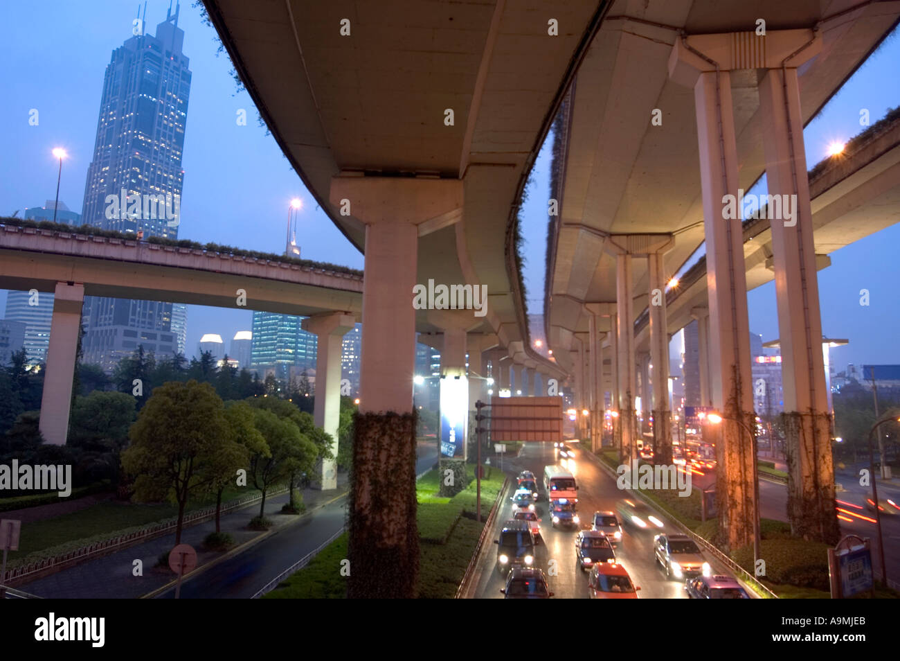 Stradine che conducono a quattro livelli di svincolo autostradale NEL CENTRO DI SHANGHAI IN CINA Foto Stock