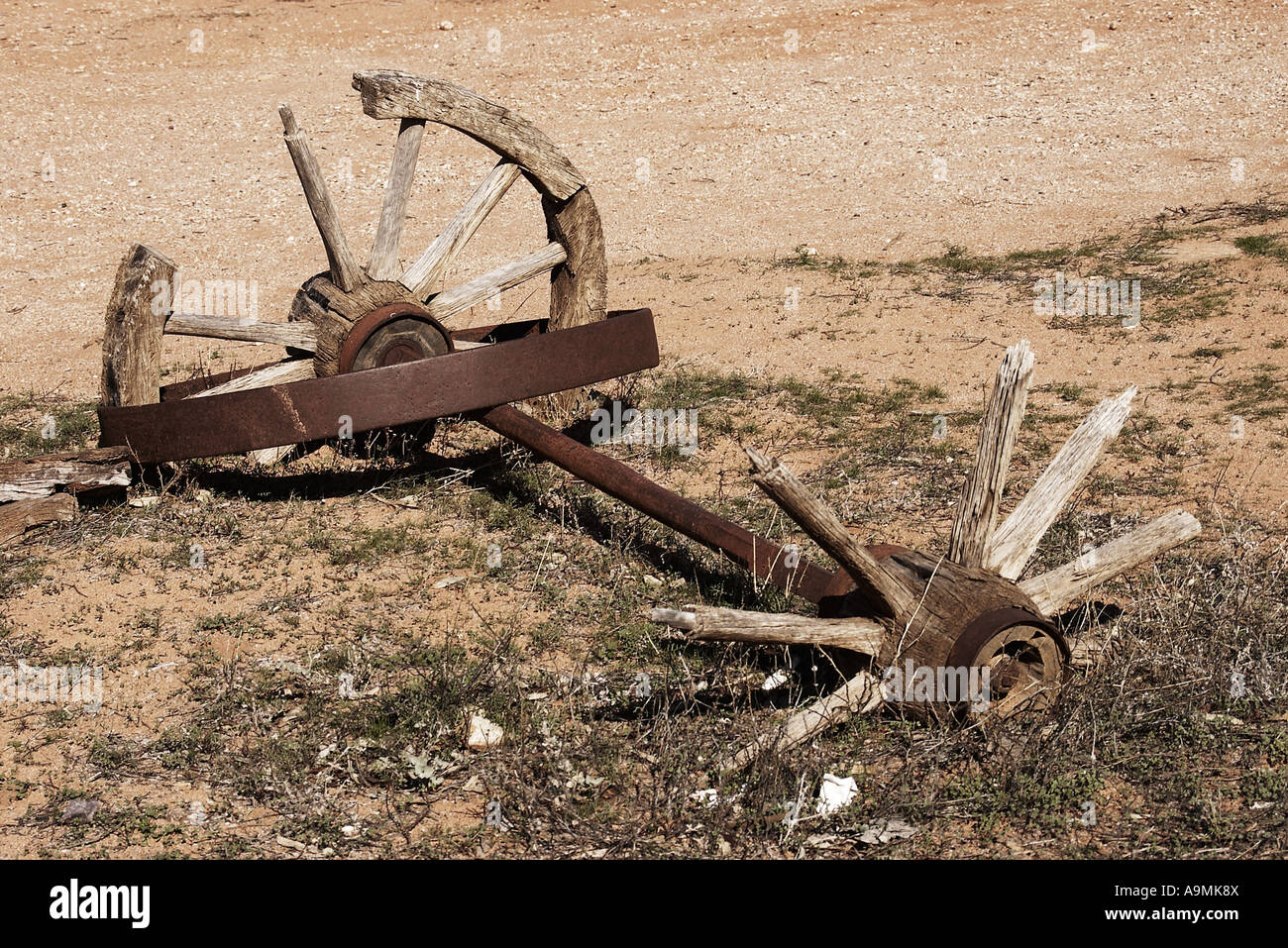 Rotto le ruote del carrello mezzo sepolto nella sporcizia Foto Stock
