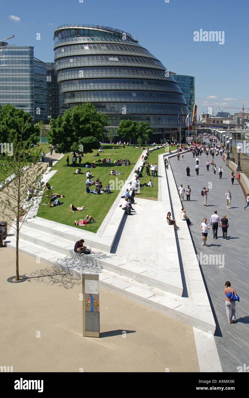City Hall & persone alla promenade del paesaggio urbano riverside spazio aperto parte di più lo sviluppo di Londra accanto al Fiume Tamigi Southwark Londra Inghilterra REGNO UNITO Foto Stock