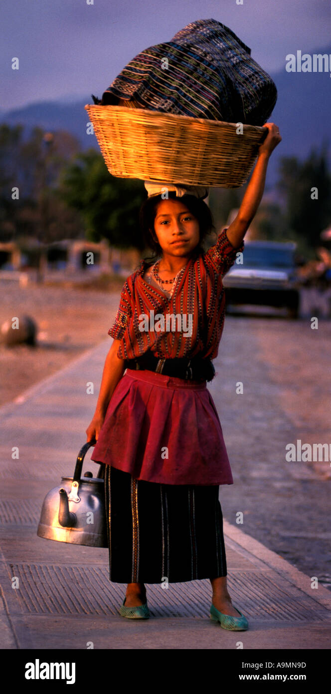 Giovane bella ragazza cestello in Guatemala Foto Stock