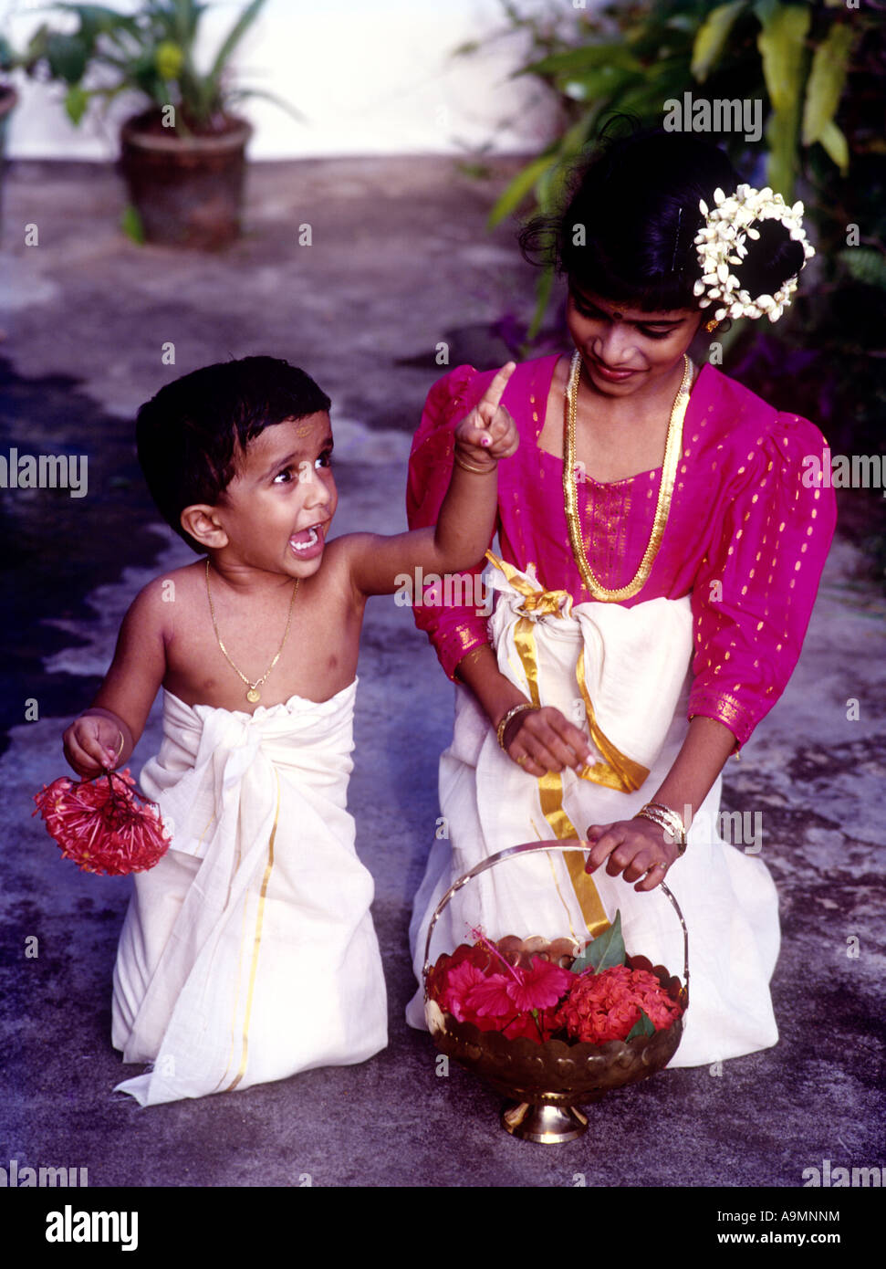 I bambini nel tradizionale abito DI KERALA Foto Stock