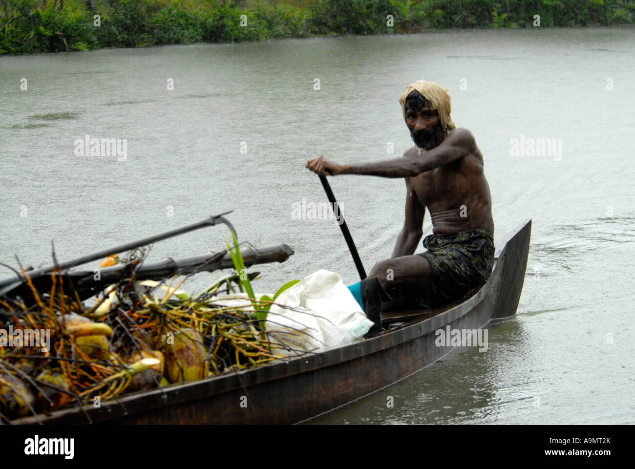 Un paese IN BARCA MURINJAPUZHA VICINO VAIKOM KERALA Foto Stock