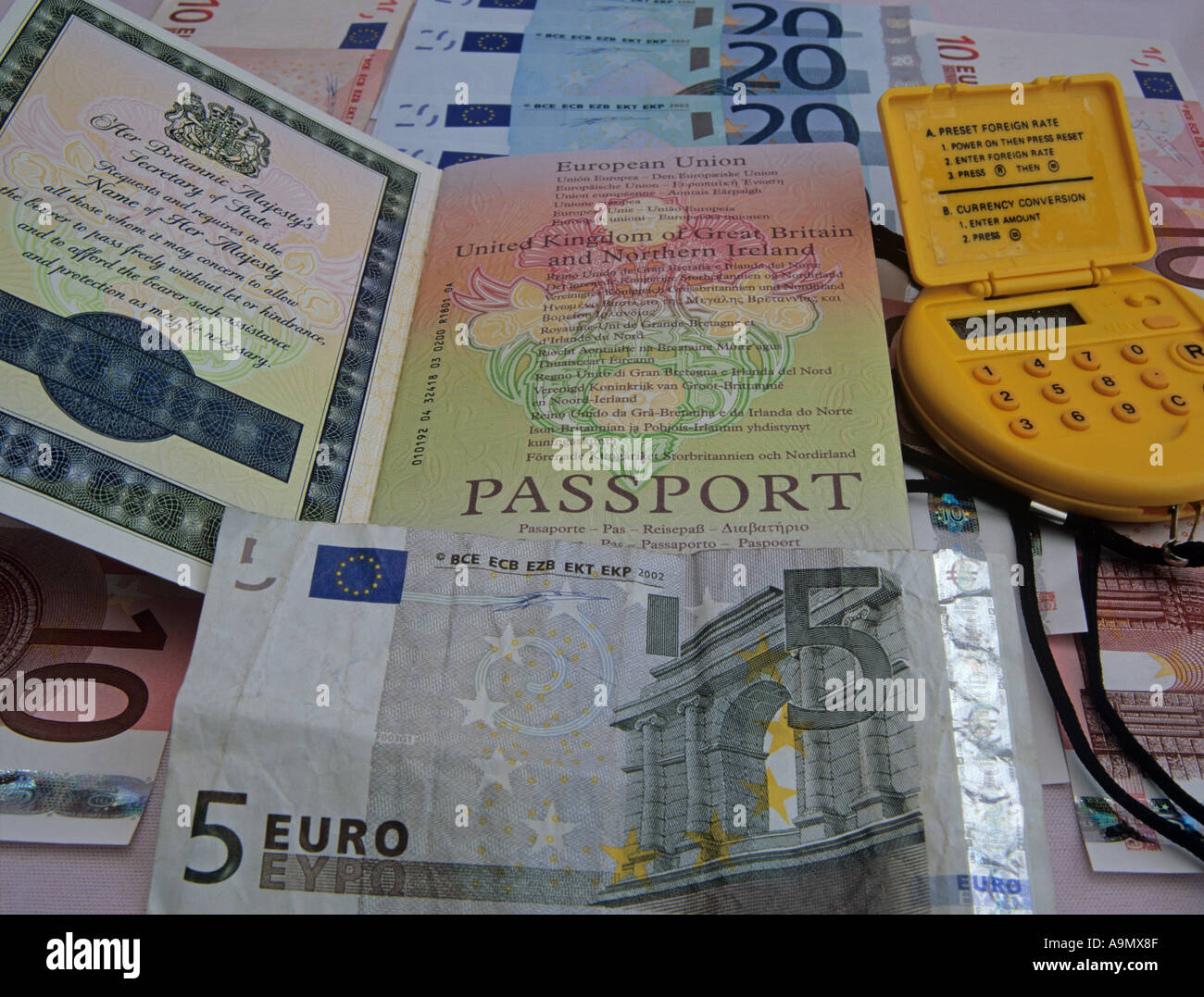 STILL LIFE STUDIO concetto Close up di banconote aprire UK passport convertitore di valuta Foto Stock