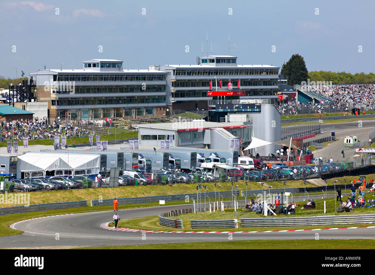 Lunga vista del cavalletto principale a Brands Hatch race track kent england Foto Stock