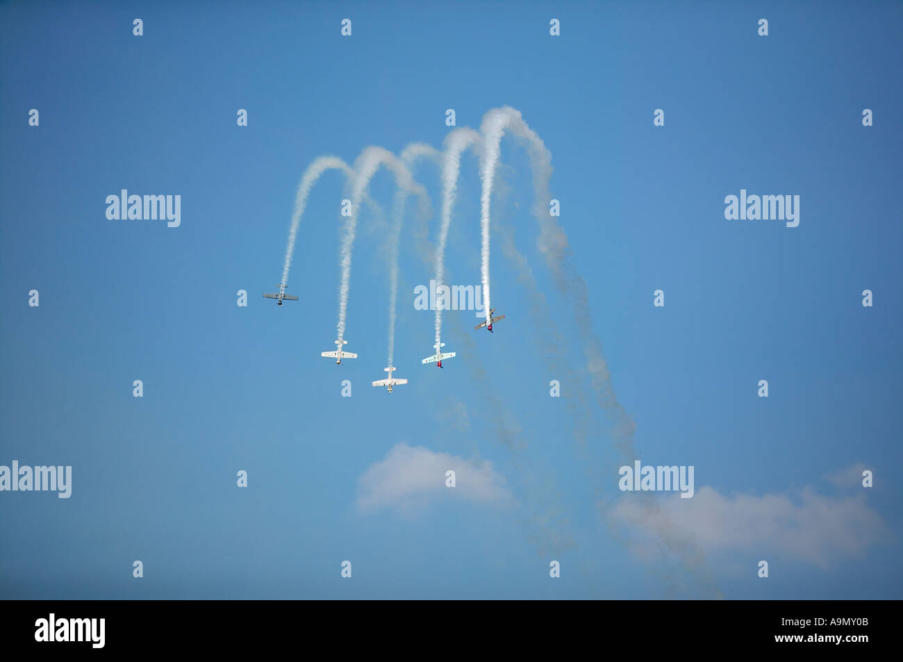 Display di acrobazia aerea di russo yak aerei da combattimento Foto Stock