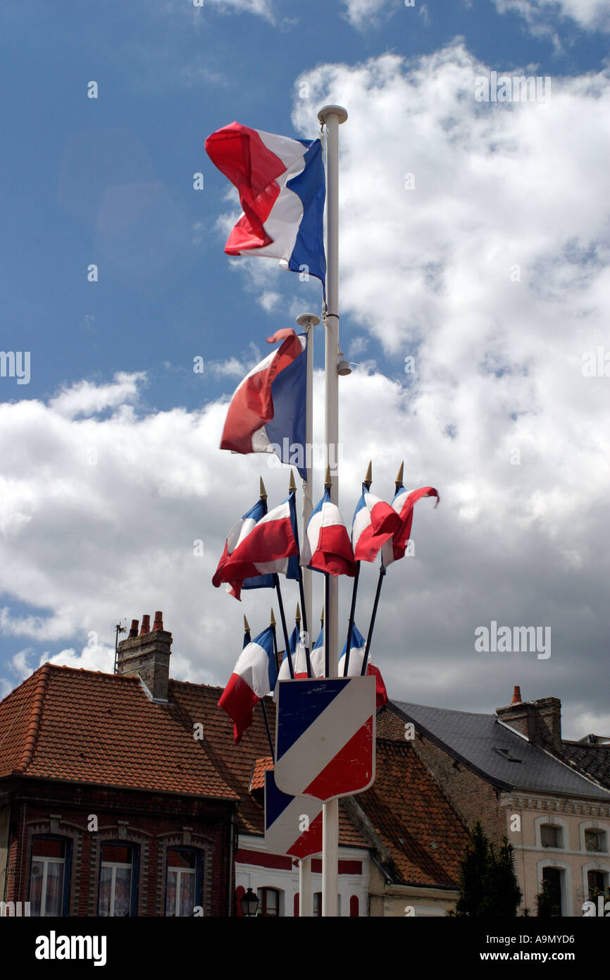 Tricolores francese in abbondanza sul pennone nel centro di Auxi le Chateau Pas de Calais Foto Stock