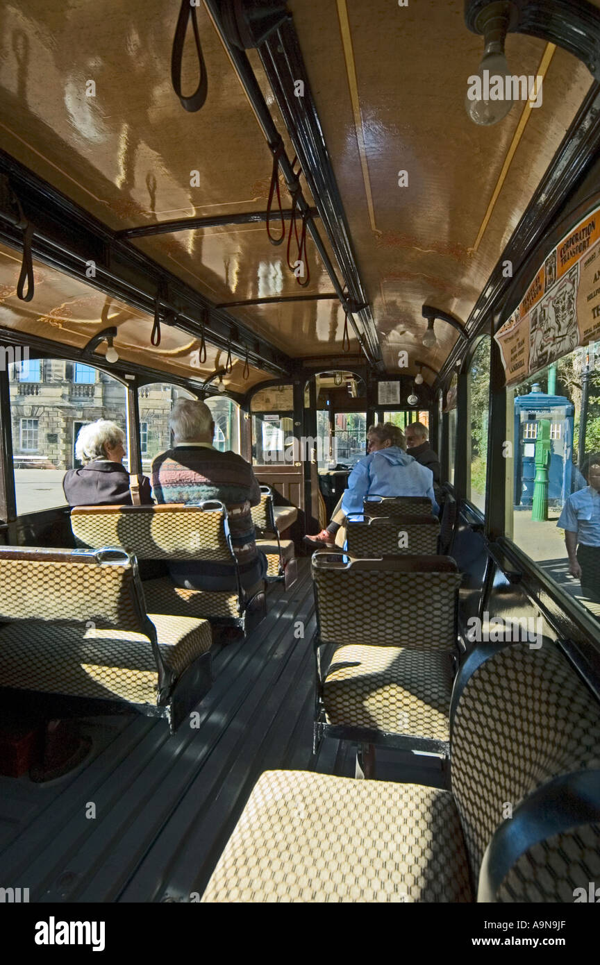 Interno di un tram d'epoca, al Crich Tramway Village, vicino Matlock, Derbyshire, Inghilterra, Regno Unito Foto Stock