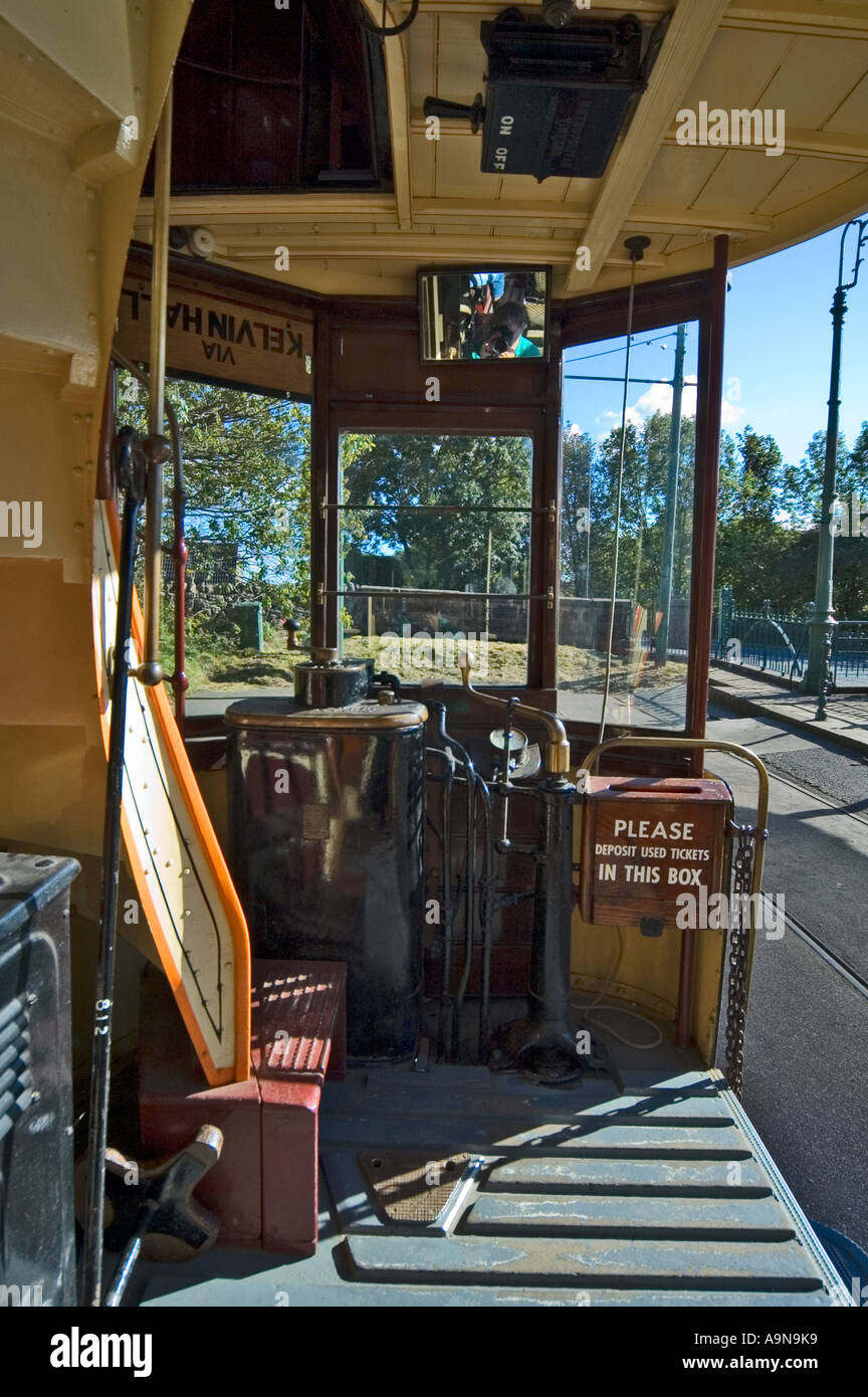 Interno di un tram d'epoca, al Crich Tramway Village, vicino Matlock, Derbyshire, Inghilterra, Regno Unito Foto Stock