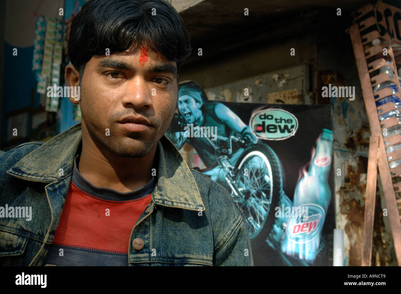 Adolescente indiano in piedi al di fuori di un negozio, Jodhpur, India. Foto Stock