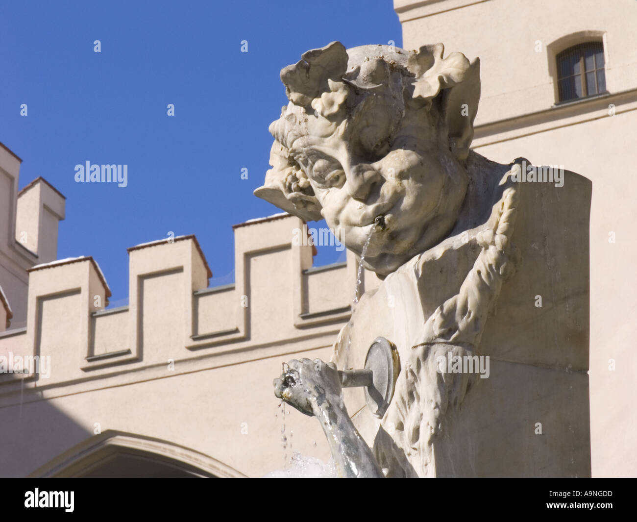 Congelati scultura statua vicino a Karlsplatz tor gate Stachus square plaza Monaco di Baviera Monaco di Baviera Baviera Baviera Germania monumento di viaggio arch Foto Stock