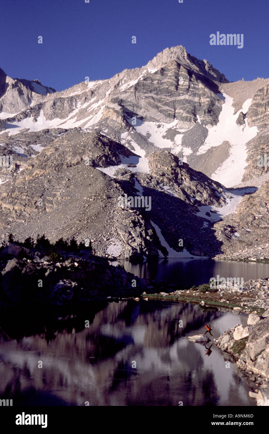 Un uomo di escursioni presso i laghi del Tesoro CA sotto il Bear Creek guglia Foto Stock