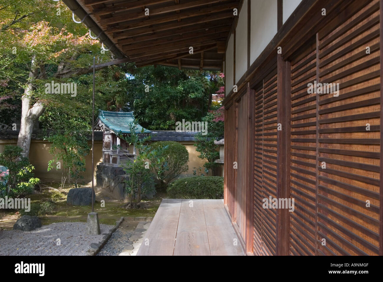 Zen giardino roccioso e veranda a Korin-in che è un subtemple del tempio Daitokuji, Kyoto, Giappone Foto Stock