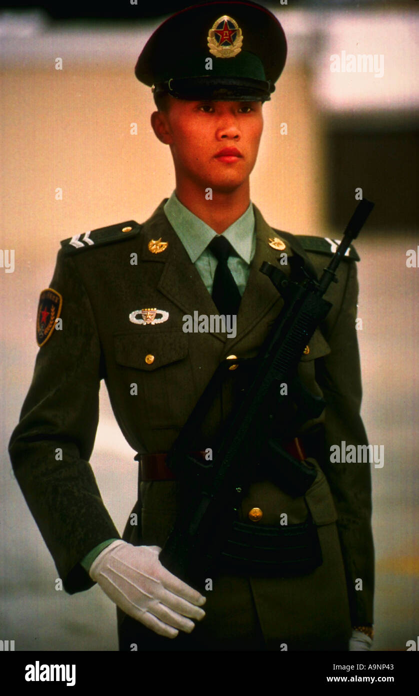 PLA soldier Standing at attenzione tenendo semi di arma automatica Foto Stock
